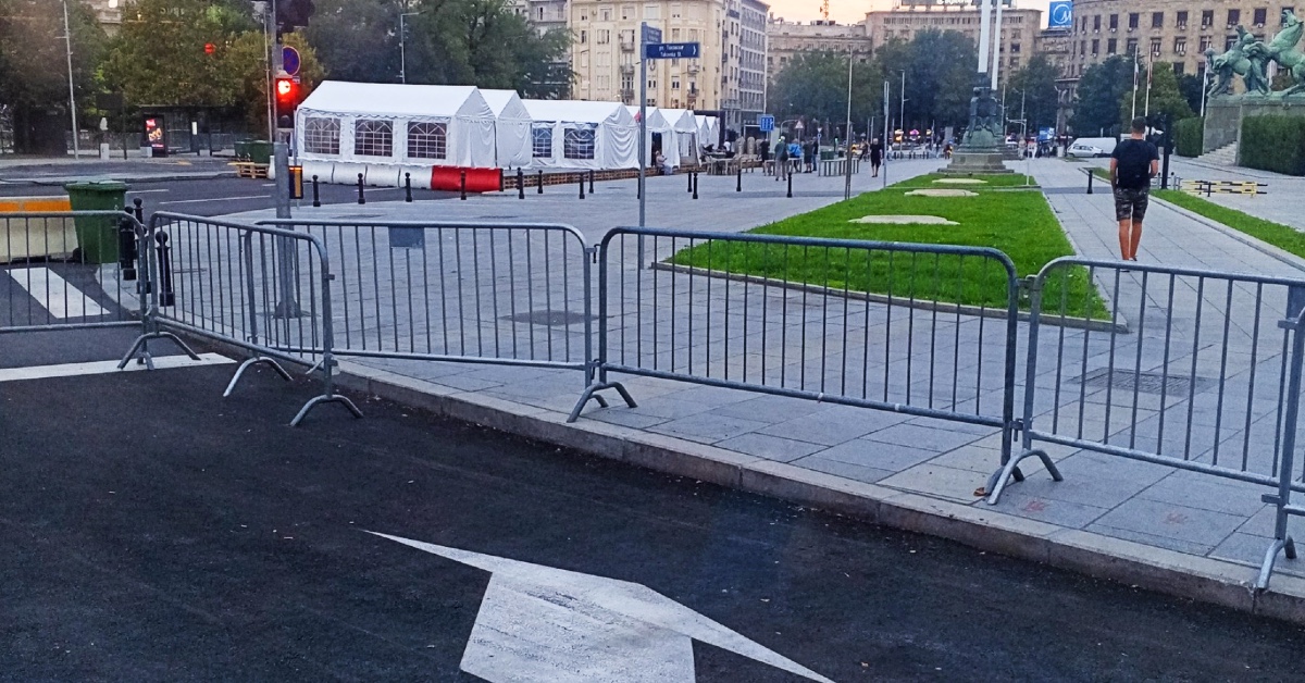 Београд. Издајници – Скрените десно.